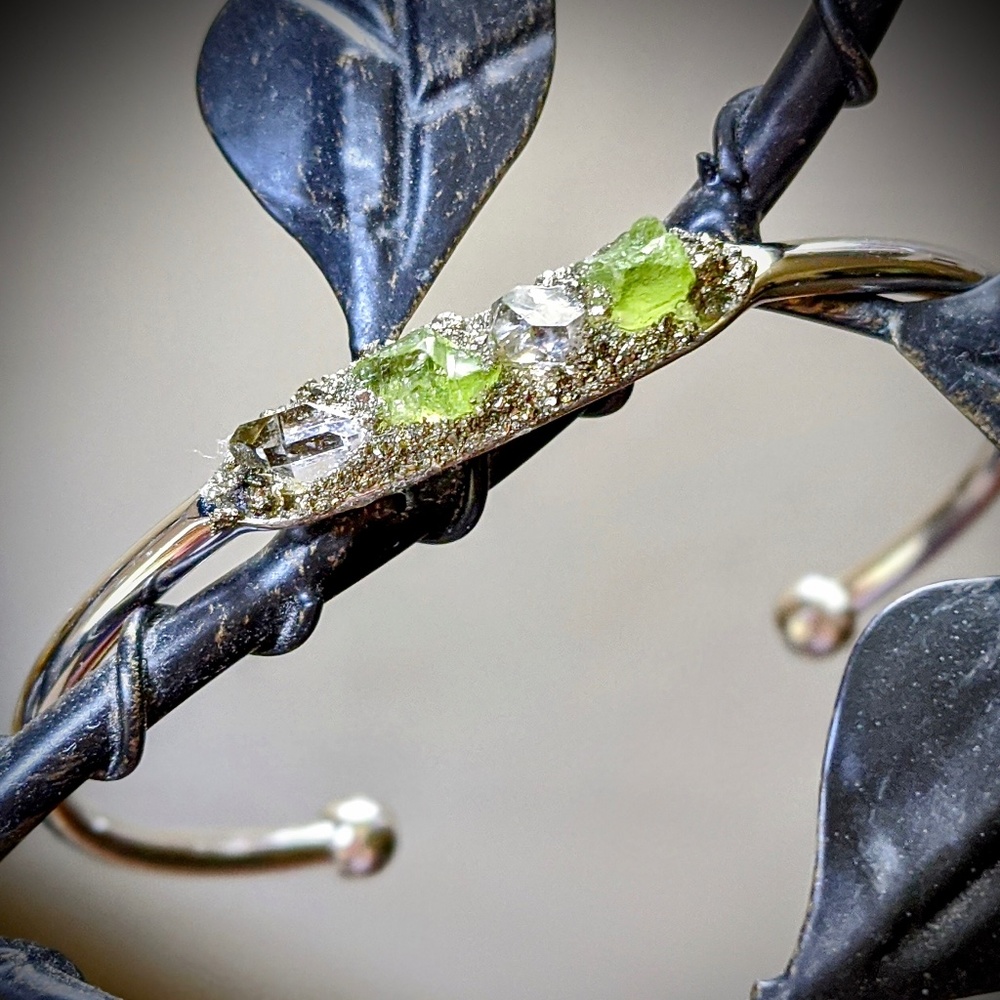 SILVER RAW PERIDOT & KUNZITE CUFF BRACKET